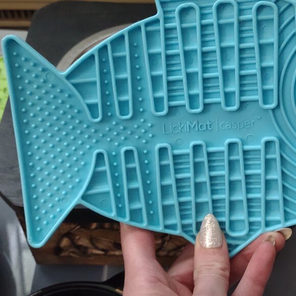 Cat and Dog Pet Bowls Metal and Ceramic, Licking Mats and Bat Collar - Picture 14 of 15